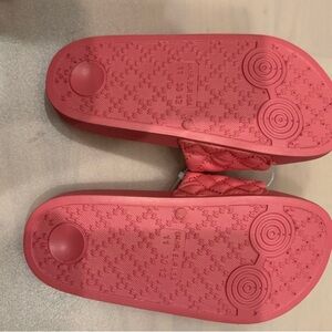 Kurt slides pink brand new wore once